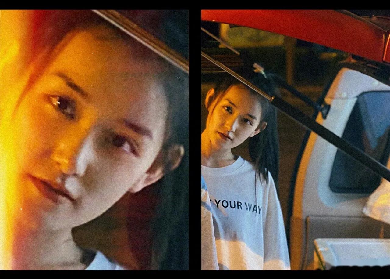 蒋依依路边逛街秀出比心的姿势粉丝好可爱的小姐姐