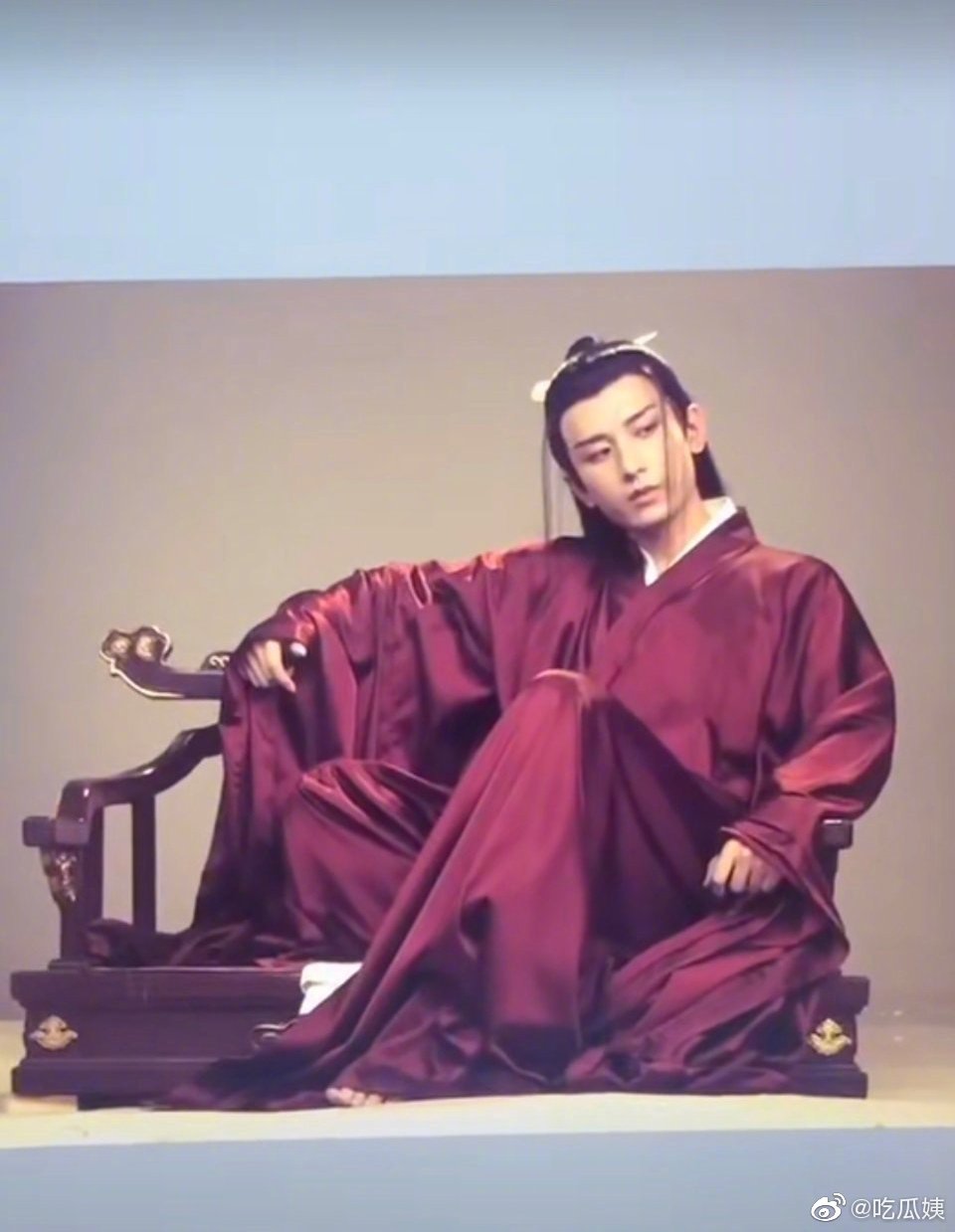 成毅《梦醒长安》定妆照,继续古装剧,一身红衣加须须头