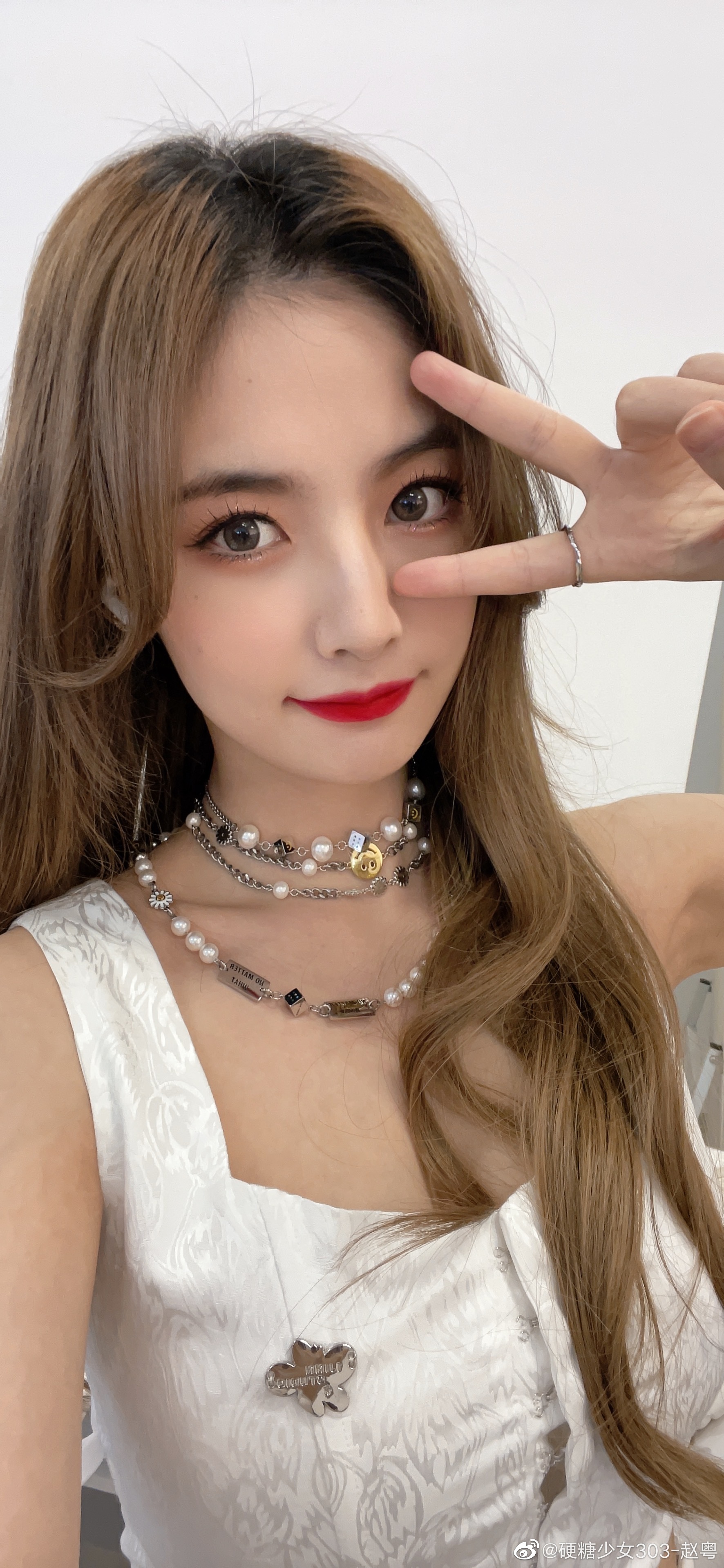 赵粤分享新自拍啦 对镜比耶的样子好可爱