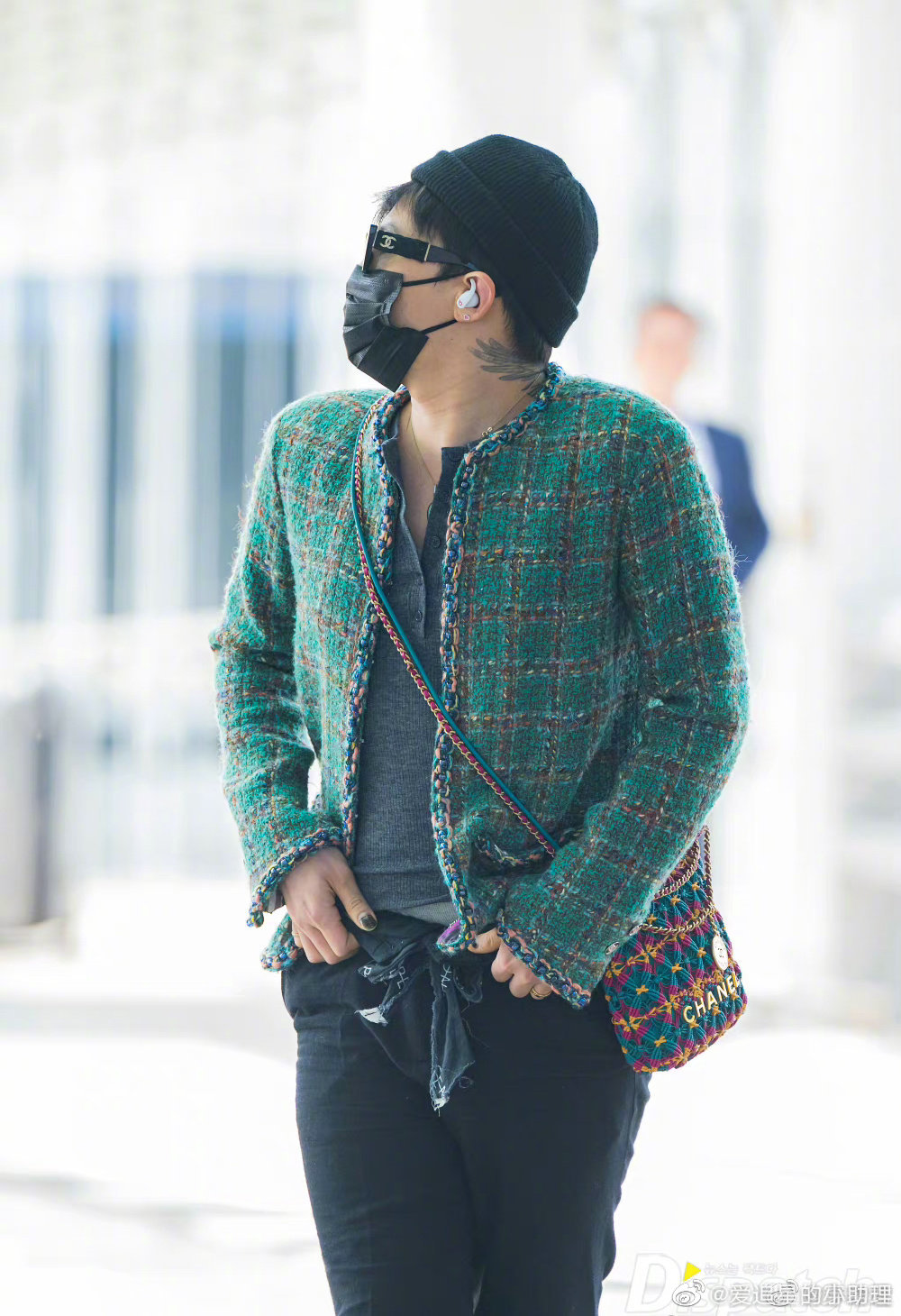 权志龙最新机场照9615:秋衣外露……_高清图集_新浪网