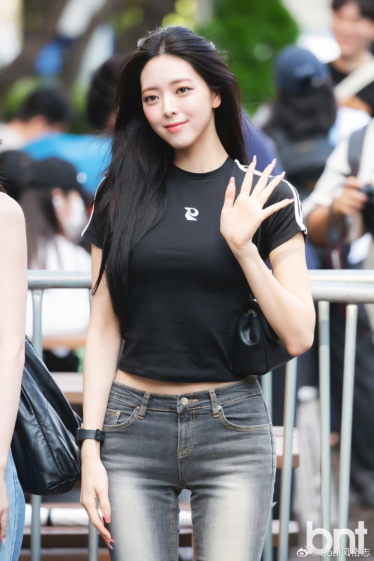 yuna申有娜 近日穿搭 自信展现令人艳羡的腰臀比