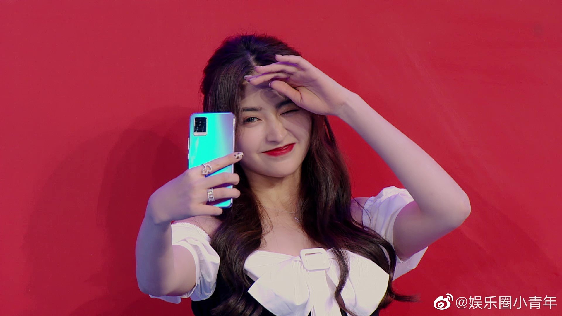 美女自拍谁不爱呢不得不说小金今天在vivo的发布会上的颜值好美