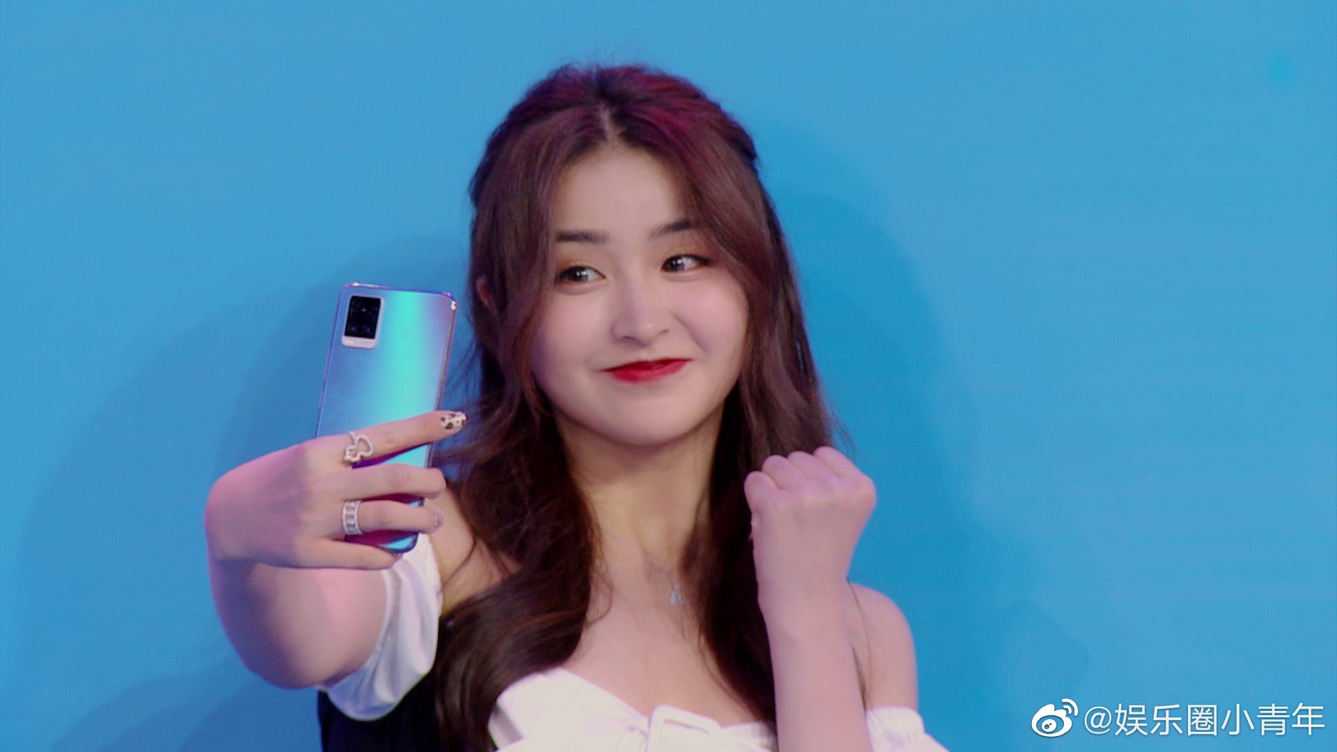 美女自拍谁不爱呢不得不说小金今天在vivo的发布会上的颜值好美