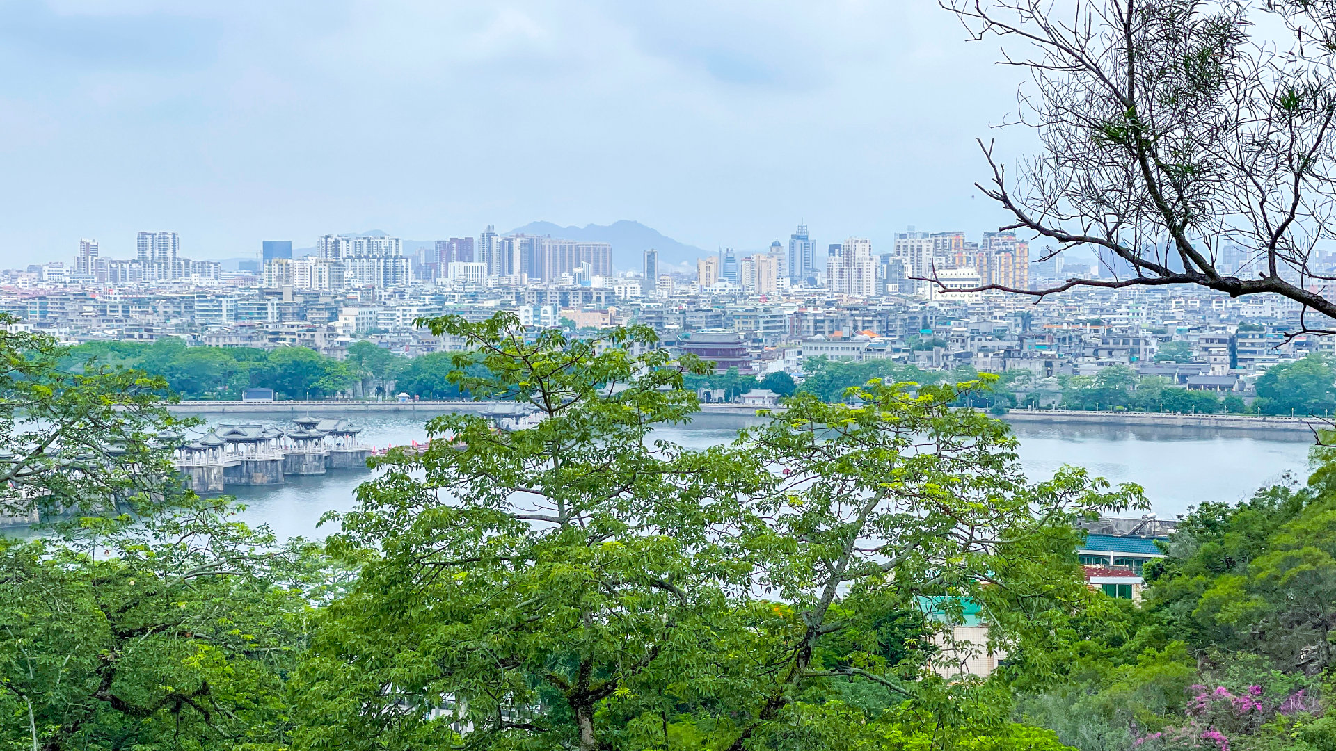 站在韩文公祠的高处,可以清晰地看到潮州市区的全貌,最先映入眼帘的便