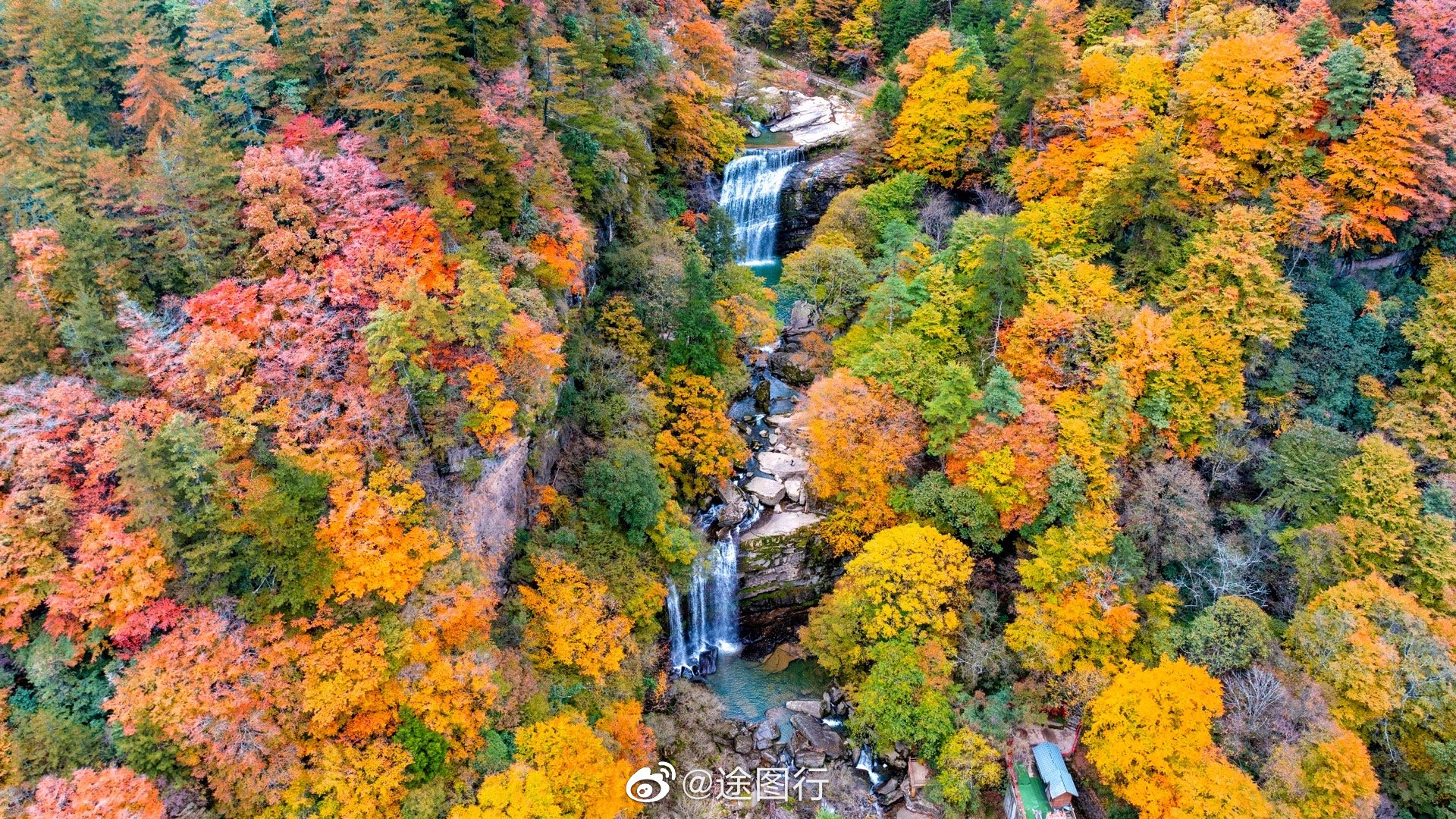 用上帝视角俯瞰汉中黎坪,大自然把为这一片森林披上五彩的外衣