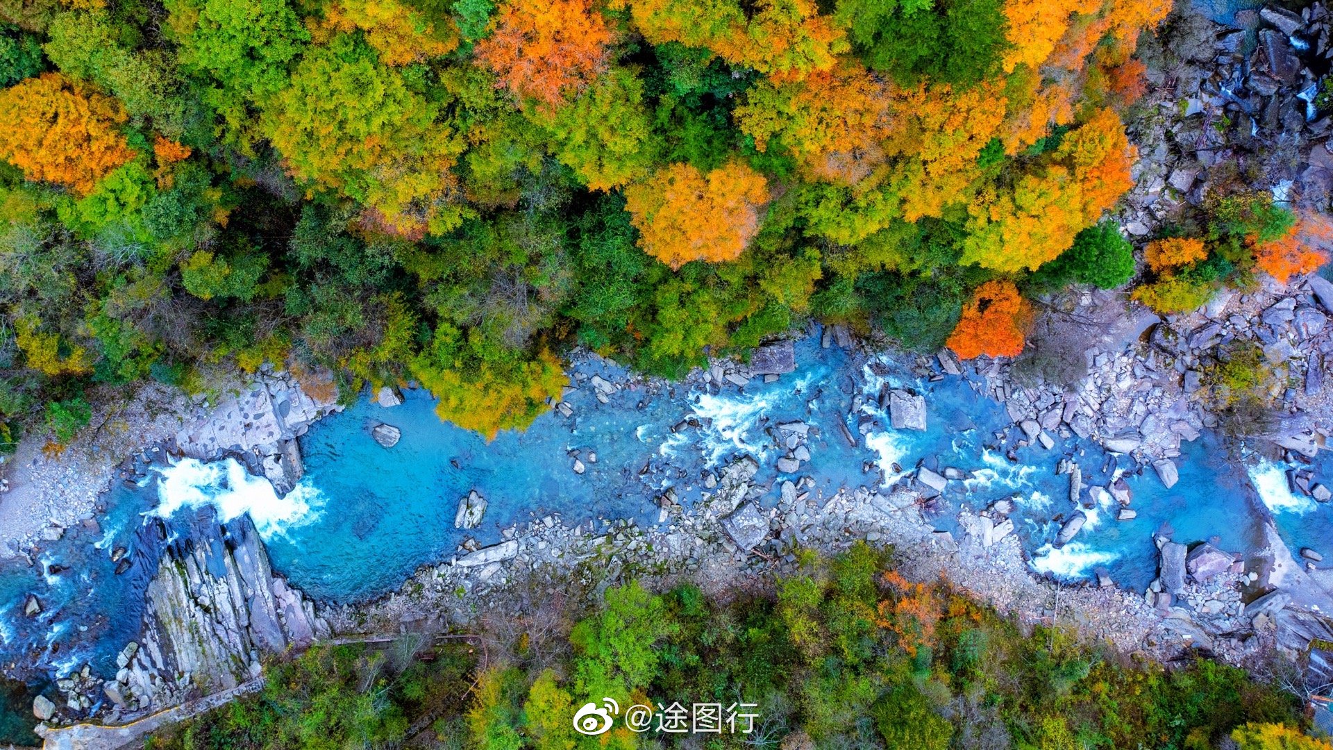 用上帝视角俯瞰汉中黎坪,大自然把为这一片森林披上五彩的外衣