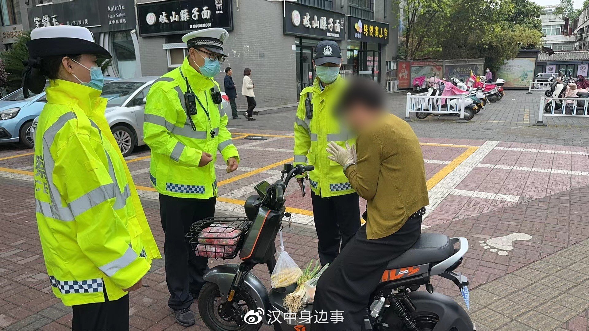 汉中交警二大队一中队持续开展电动车不佩戴头盔专项整治行动