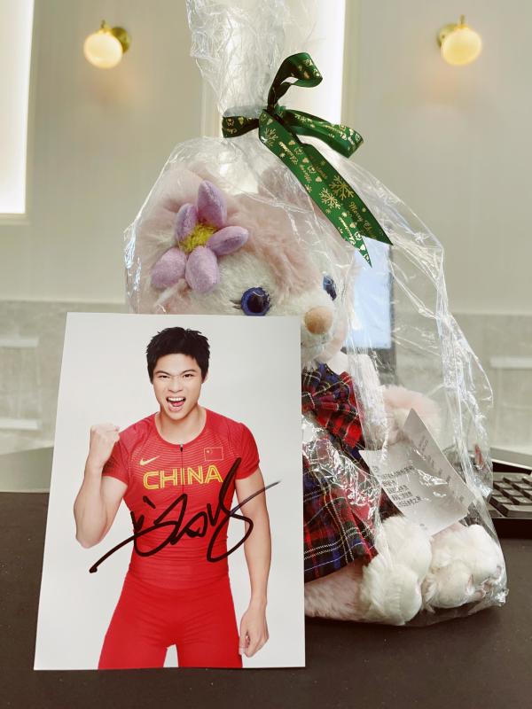 中山女孩生日当天在隔离酒店收到苏炳添亲笔签名照片