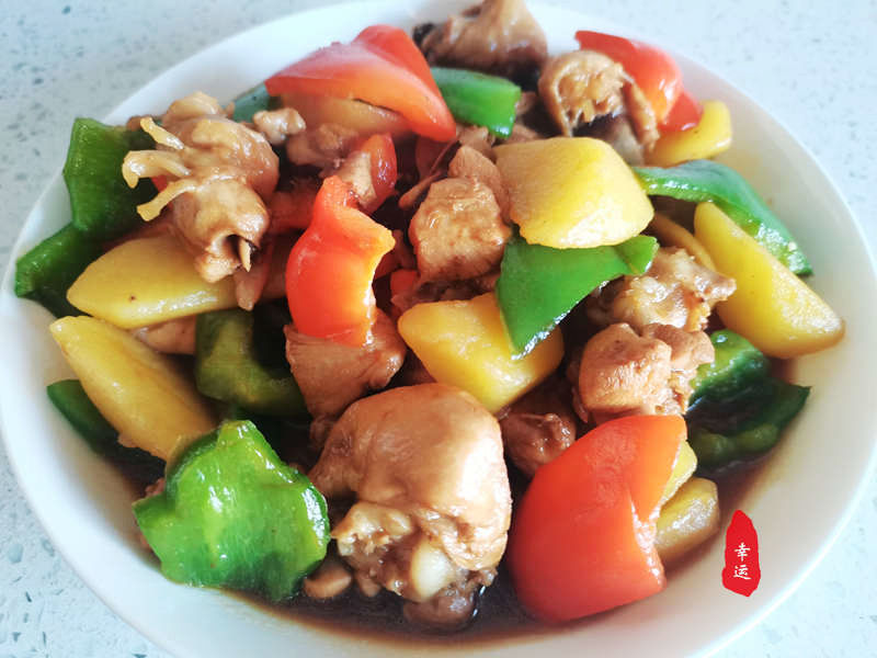 鸡肉鲜嫩入味土豆绵软细腻,青红椒清脆爽口,是一道下饭的荤菜