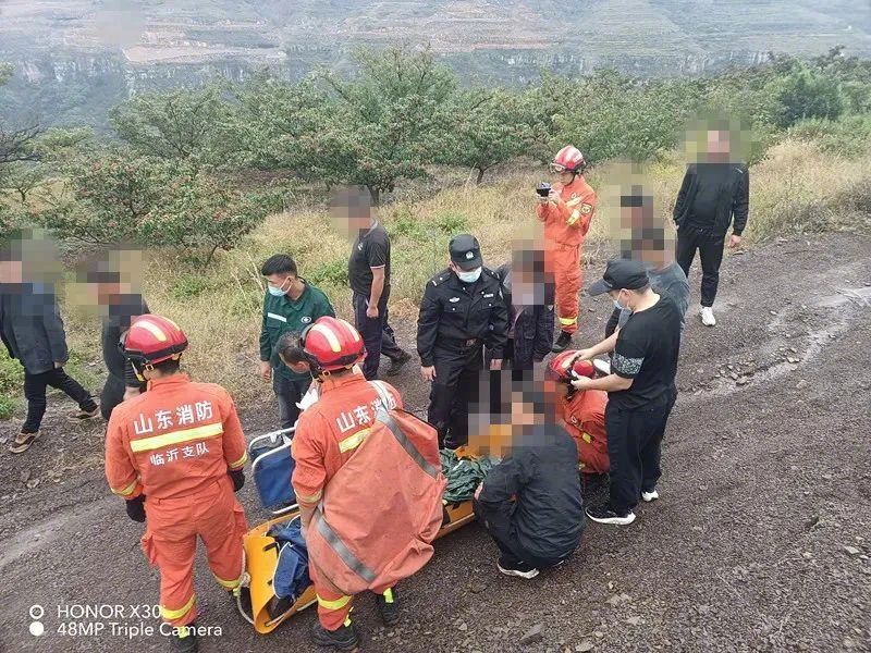 男子带4岁半孩子翻山进景区被困休闲区蓝鸢梦想 - Www.slyday.coM