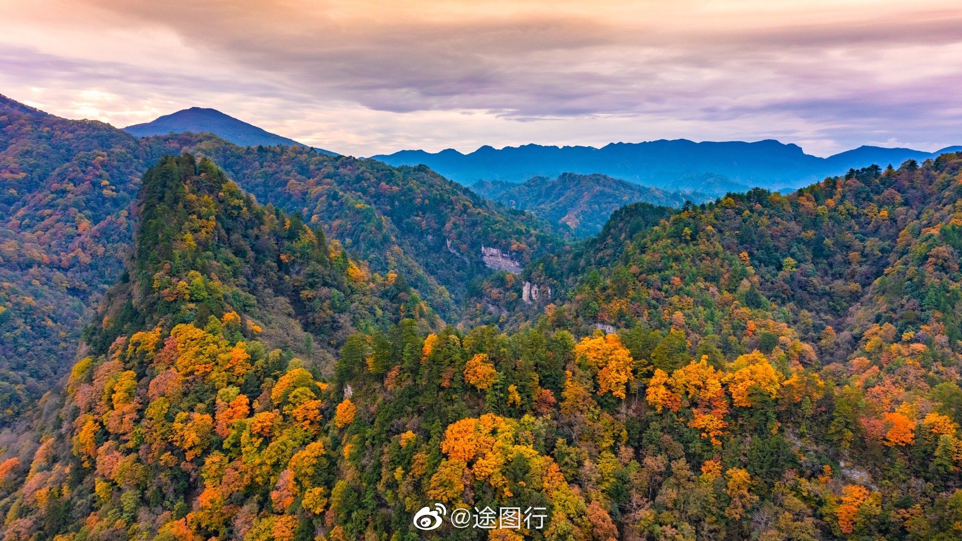 用上帝视角俯瞰汉中黎坪,大自然把为这一片森林披上五彩的外衣