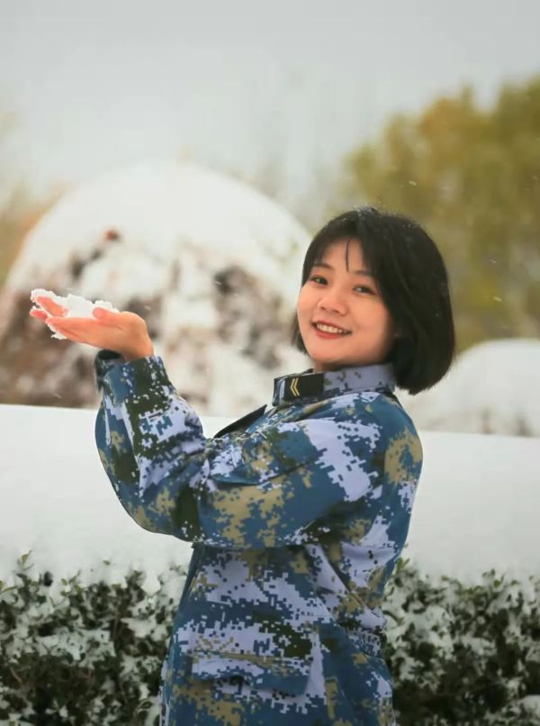 前几天下了一场雪快来军校看女兵