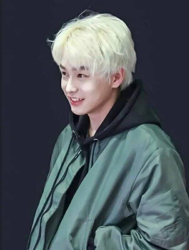 瘦下来的彭昱畅颜值超能打银发造型好似撕漫少年