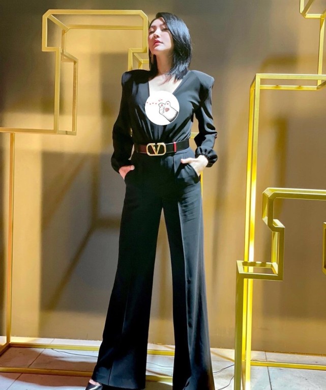 真空穿超低v领久违性感,女王感重回颜值巅峰|性感|领口|真空_新浪新闻