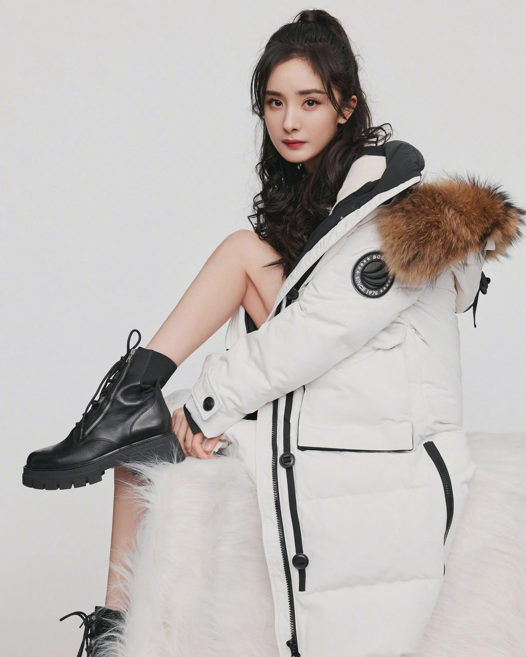 杨幂今晚直播造型图get幂姐同款冬日美美保暖的新鲜拍照姿势