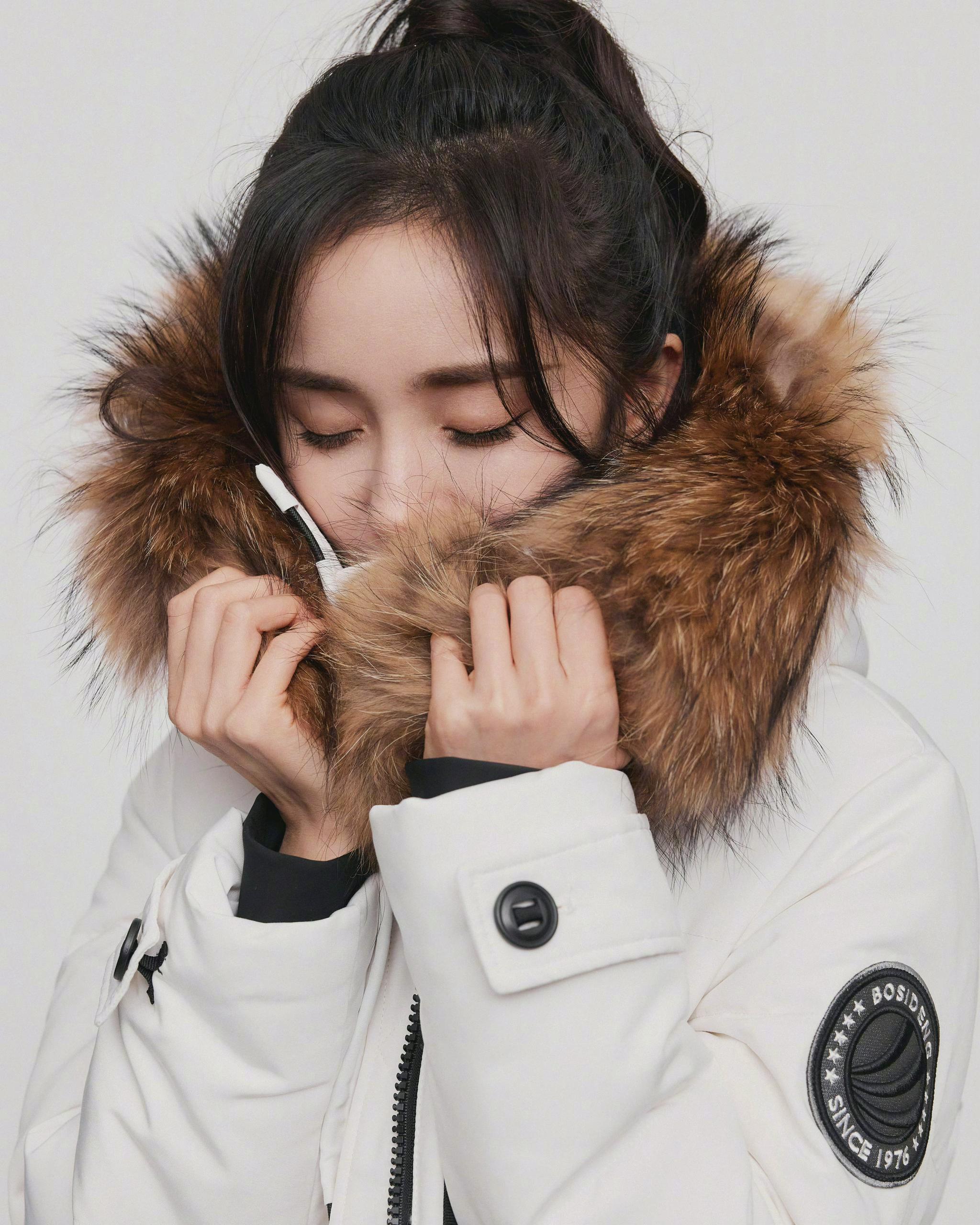 杨幂今晚直播造型图get幂姐同款冬日美美保暖的新鲜拍照姿势