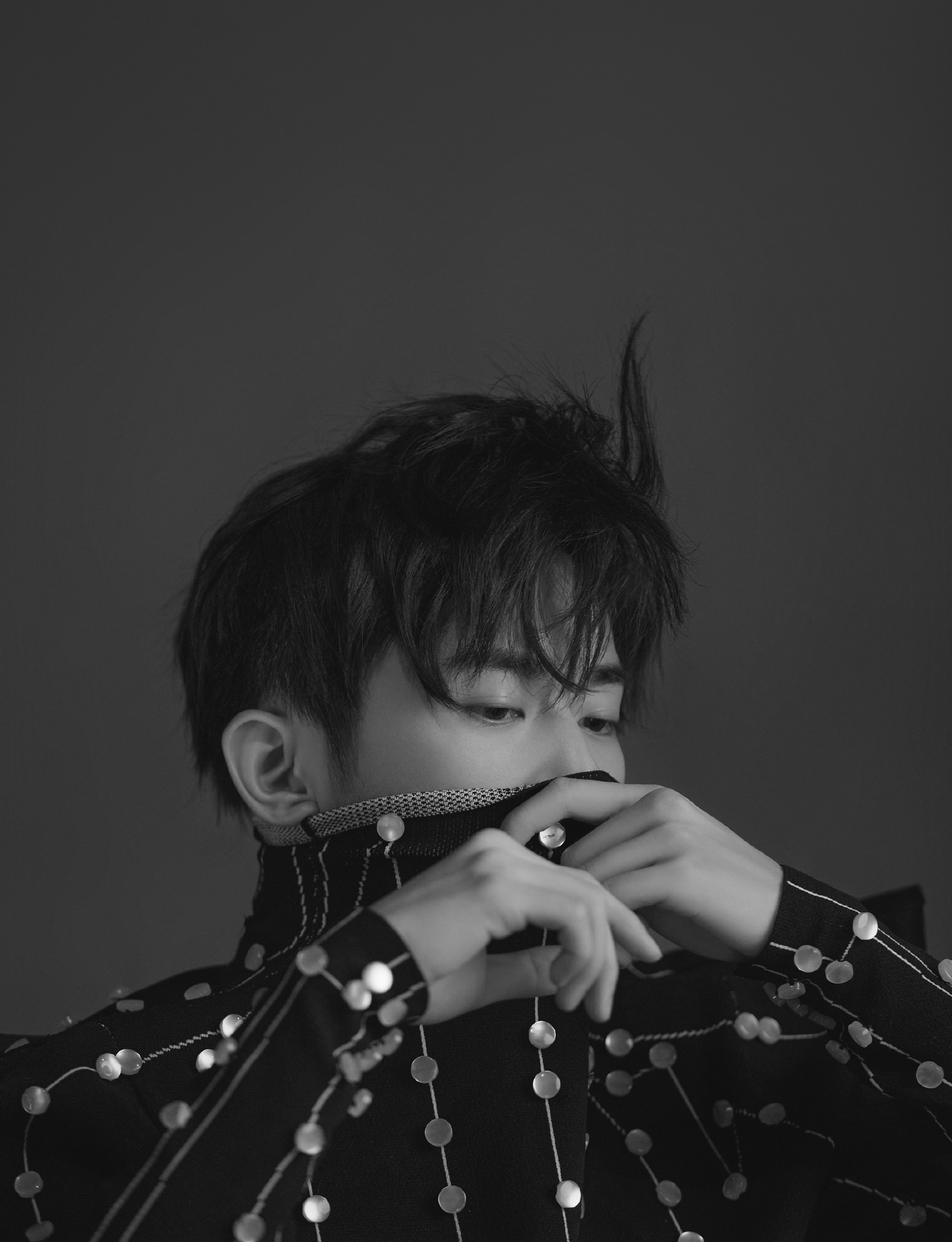 易烊千玺最新广告大片拍摄花絮… 车窗里面的少年,故事感十足!