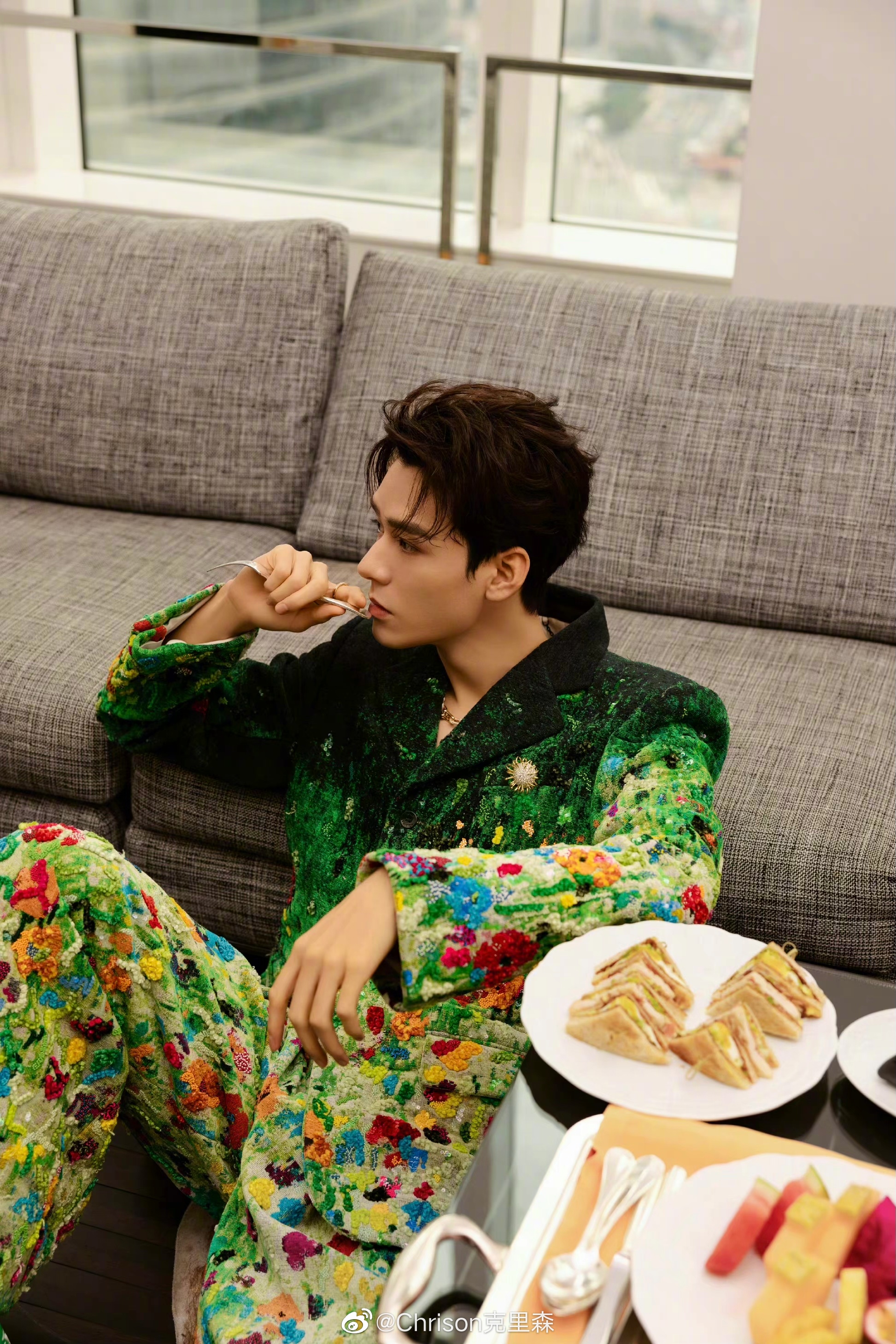 龚俊身穿lv2023 春夏男士系列……__财经头条