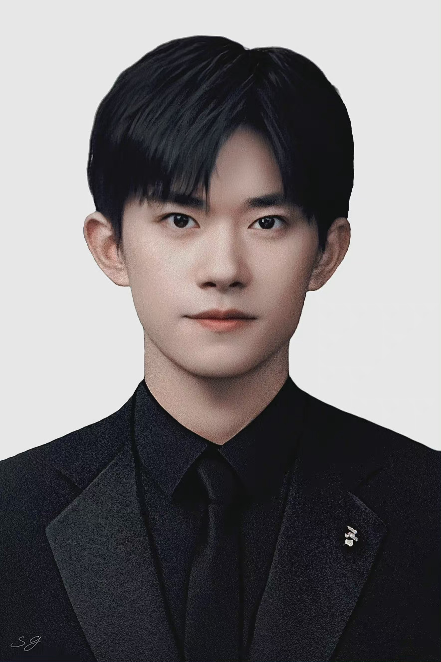 易烊千玺新饭制证件照 男朋友的一寸照片马住