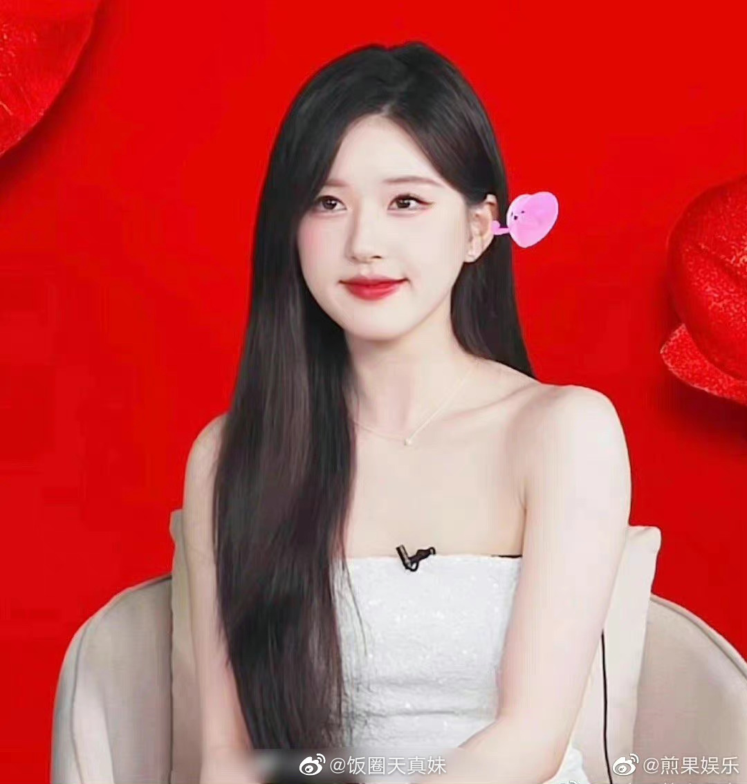 赵露思今日活动直播截图来啦～白色漏肩短裙搭配黑色长直发太有气