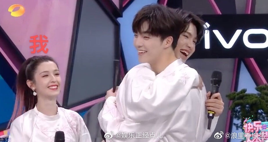 黄明昊陈立农拥抱被一旁哈妮克孜的表情笑疯了!简直就是本本本本人