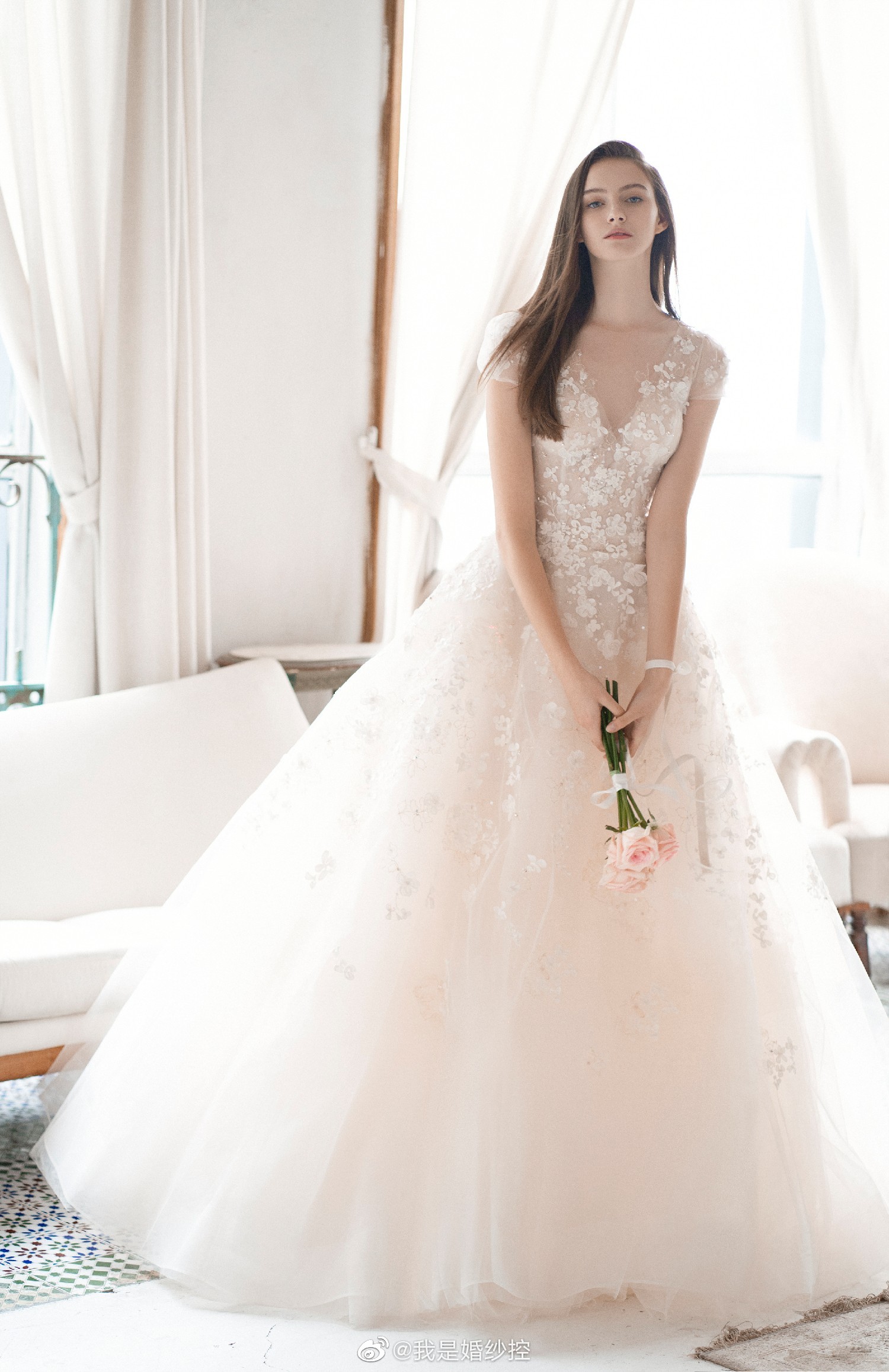 优雅而不失少女气息 婚纱来自:rose rosa 2021__财经头条