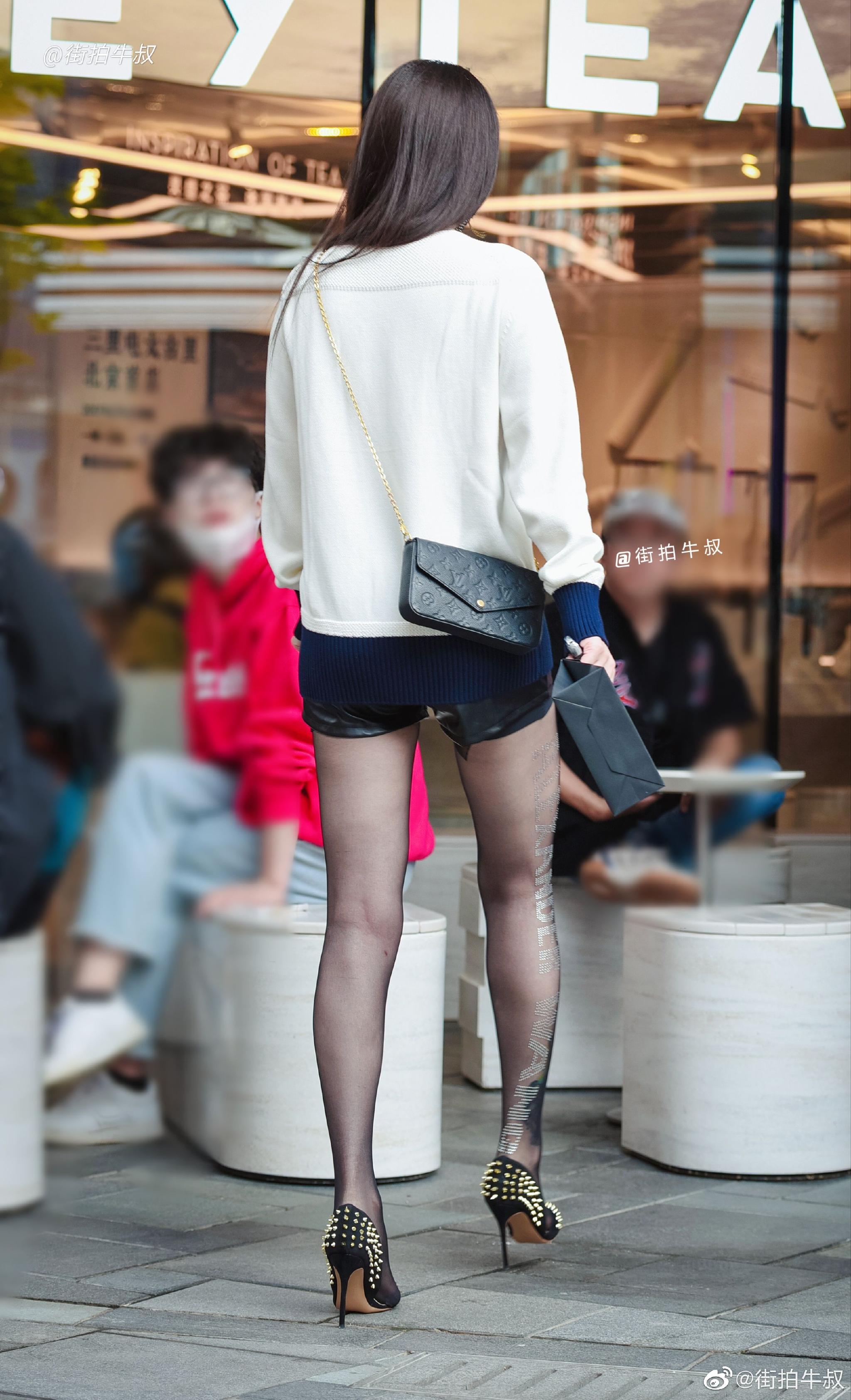 字母长筒袜搭配铆钉高跟鞋性感漂亮
