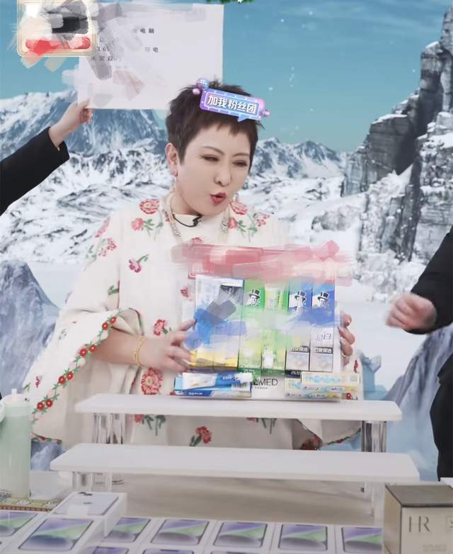 向太一家举行庆功宴!小儿子向佑罕有现身,向太现场检查向佐手机|向佐|向华强|庆功宴_新浪新闻
