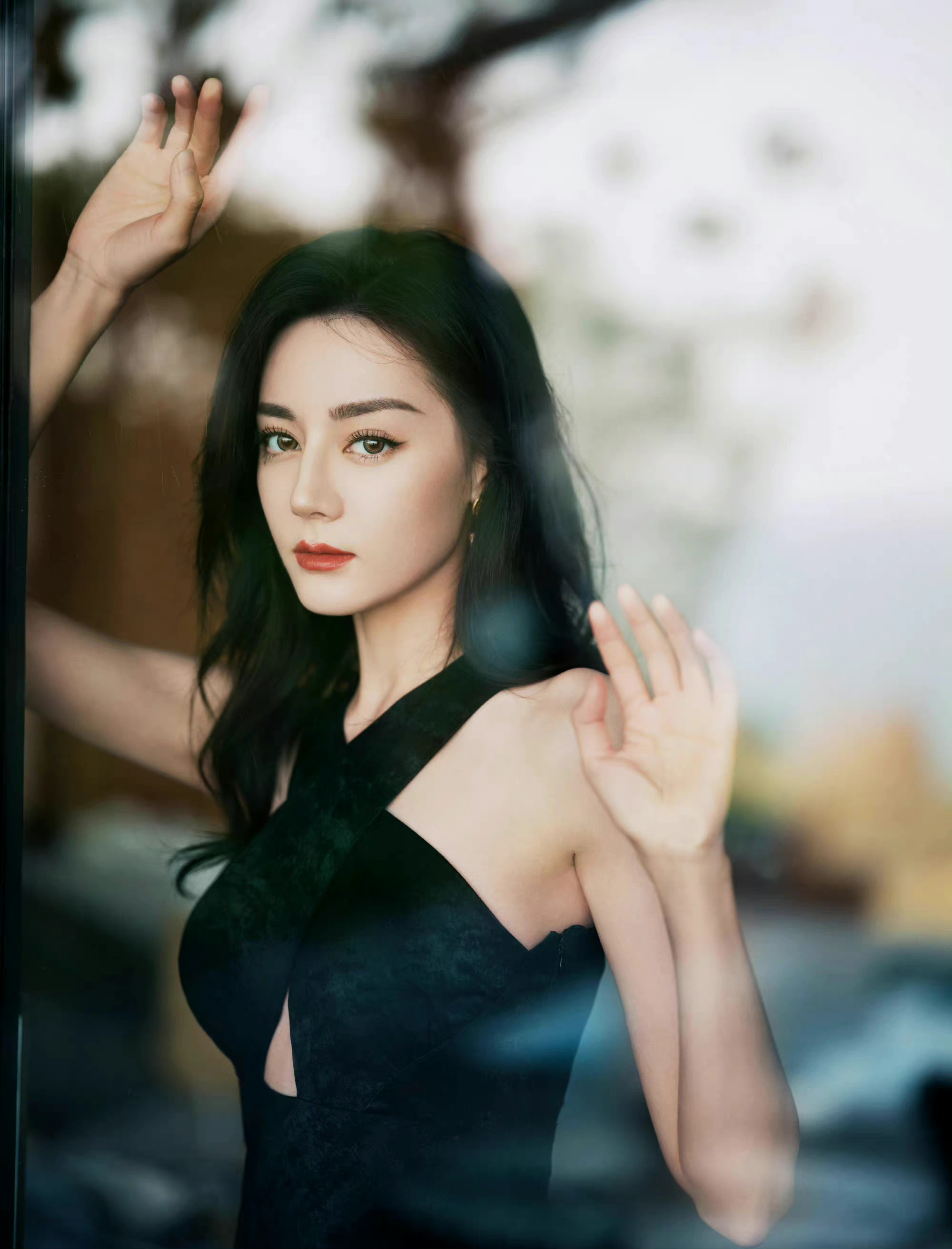 迪丽热巴今日活动造型图一袭黑色交叉连衣裙勾勒曼妙身姿