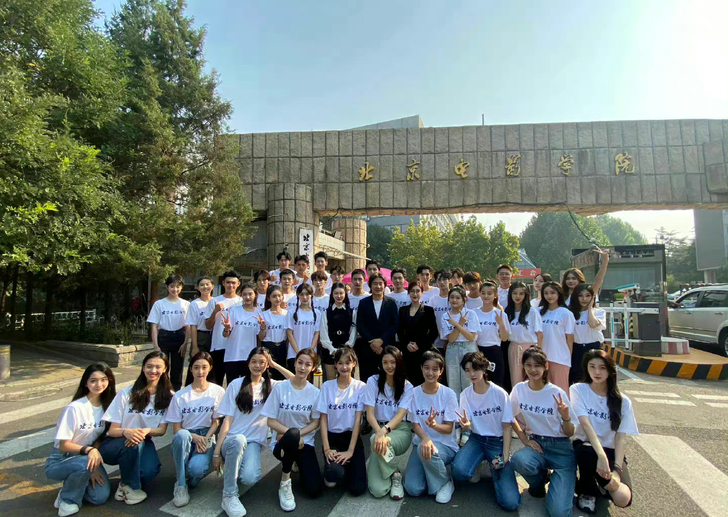 北电22级实验班合影一眼就看到何洛洛和严浩翔两个大帅哥啦