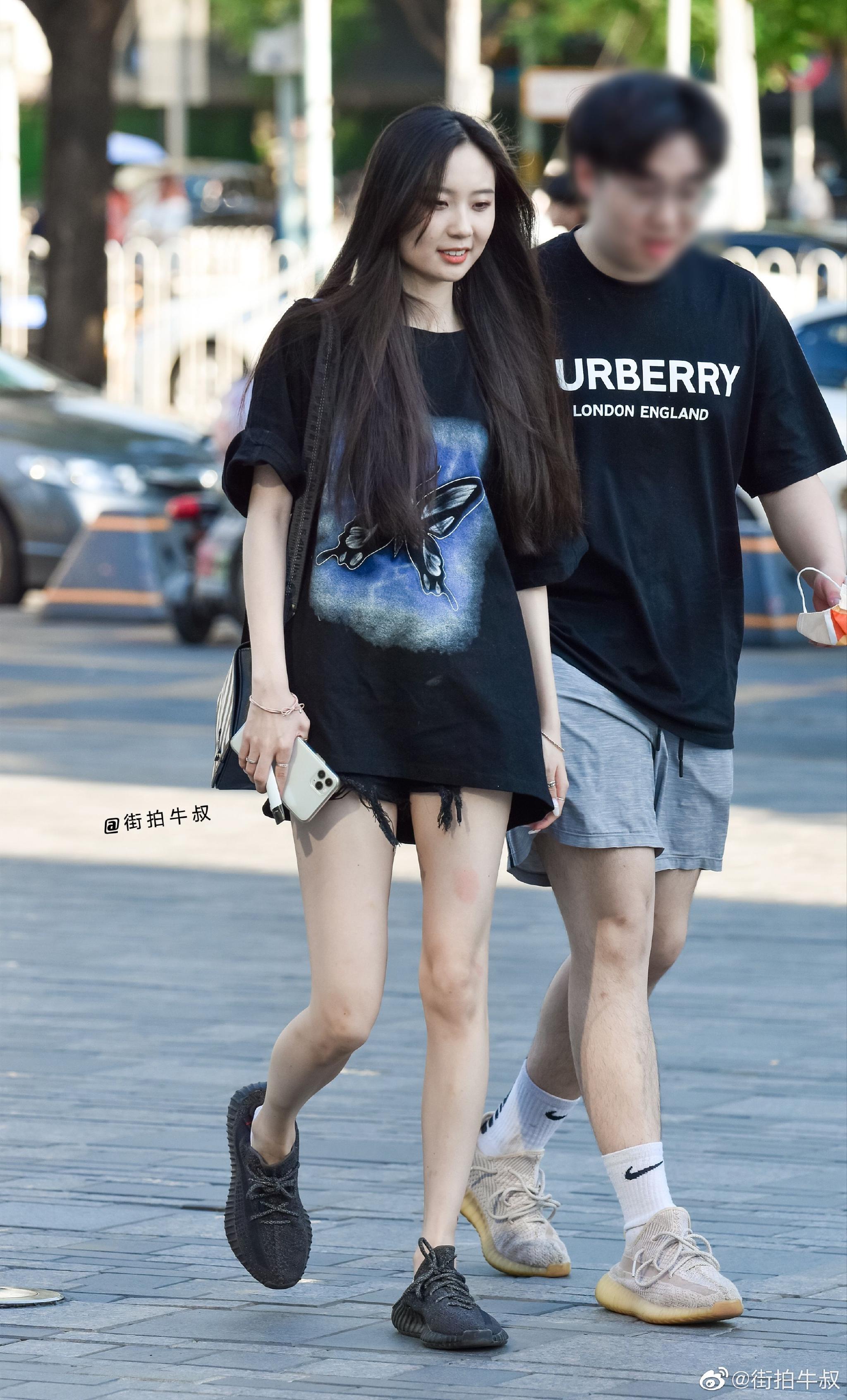 美女穿着休闲个性的热裤t恤出街