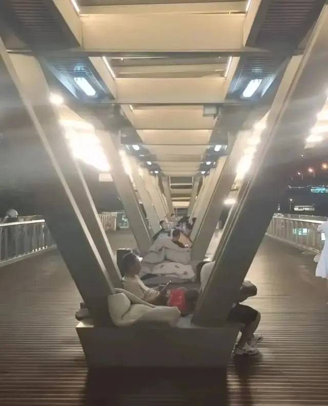 “我躲在上海虹桥的卫生间，不知道去哪”休闲区蓝鸢梦想 - Www.slyday.coM