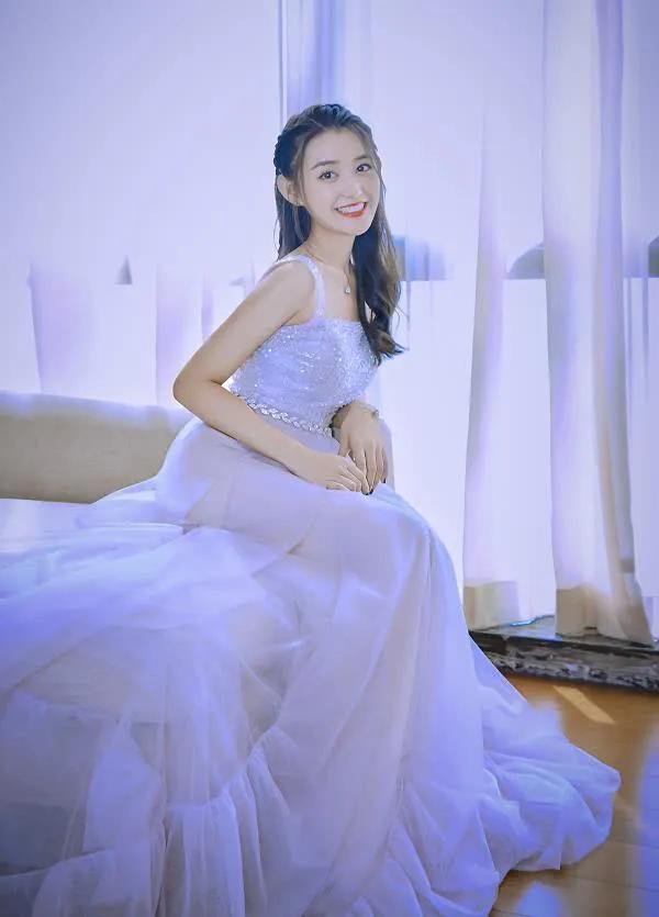 蒋依依路边逛街秀出比心的姿势粉丝好可爱的小姐姐