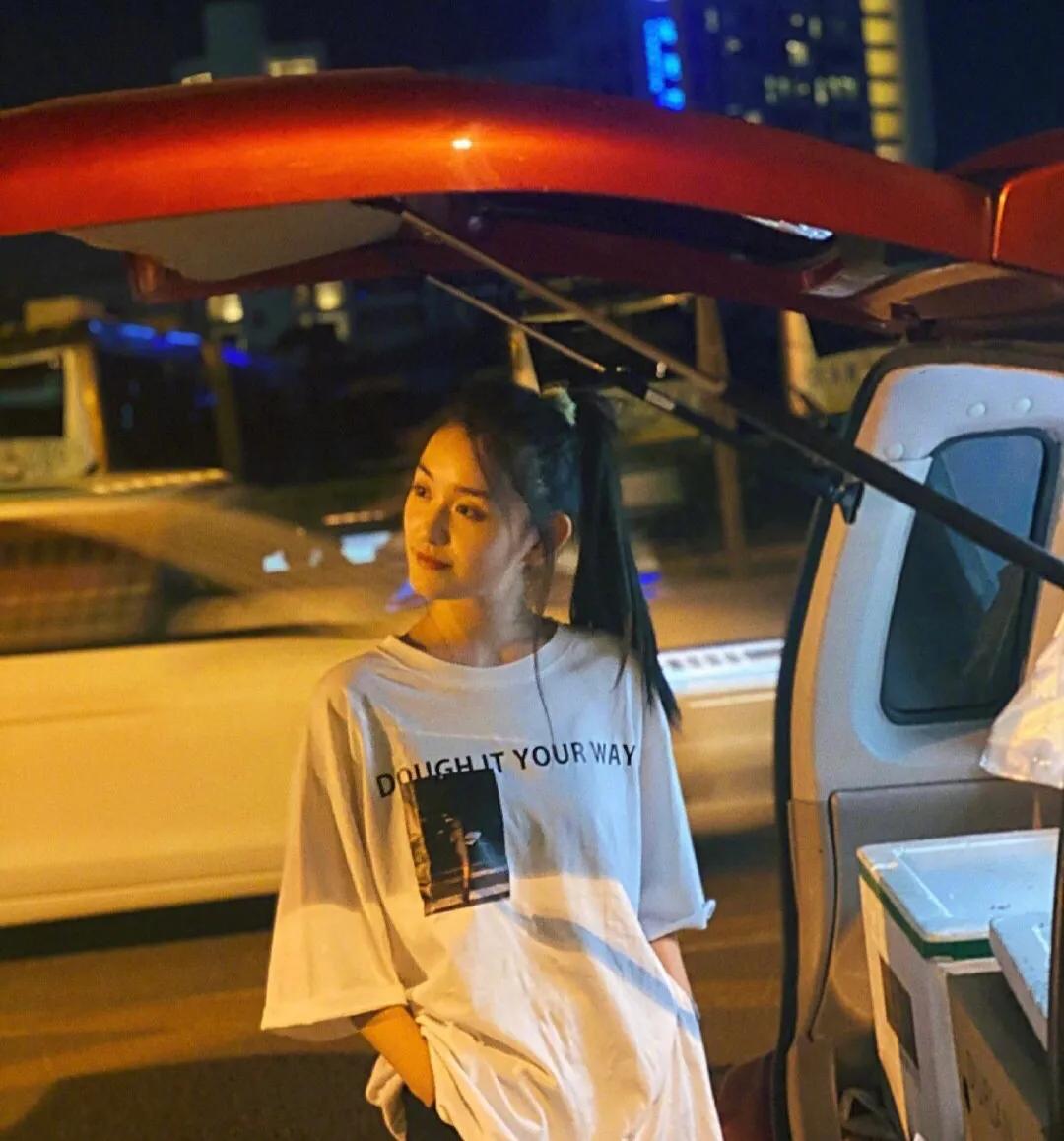 蒋依依路边逛街秀出比心的姿势粉丝好可爱的小姐姐