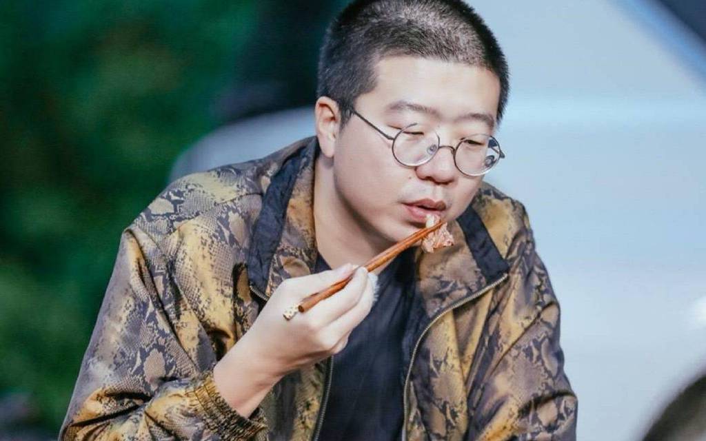 李诞大胆尝试新造型,光头簪花亮相,引发热烈讨论|脱口秀|喜剧界|舞台|正能量|近况_新浪娱乐_新浪新闻