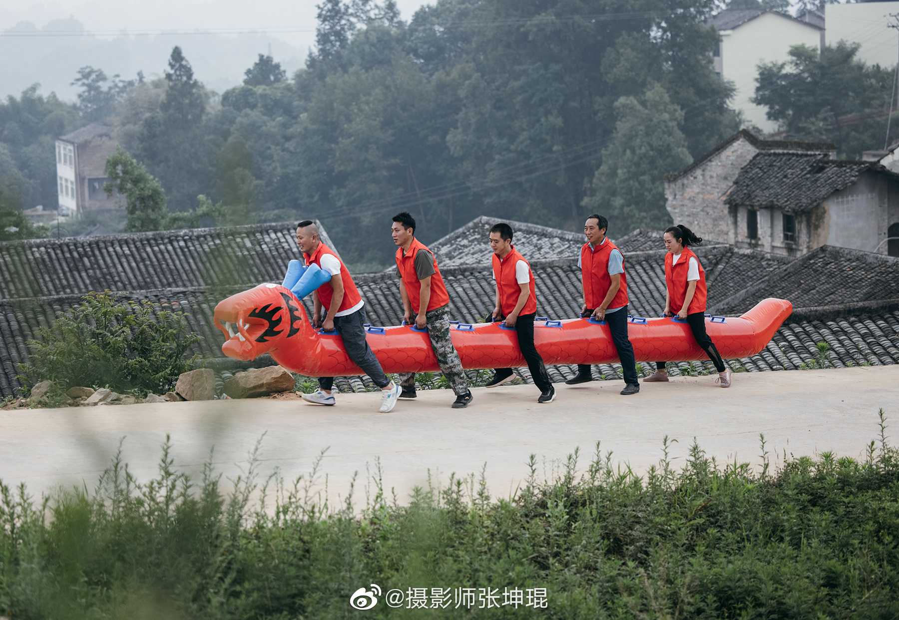 丰都董家镇旱地赛龙舟,体验不一样的端午节__财经头条