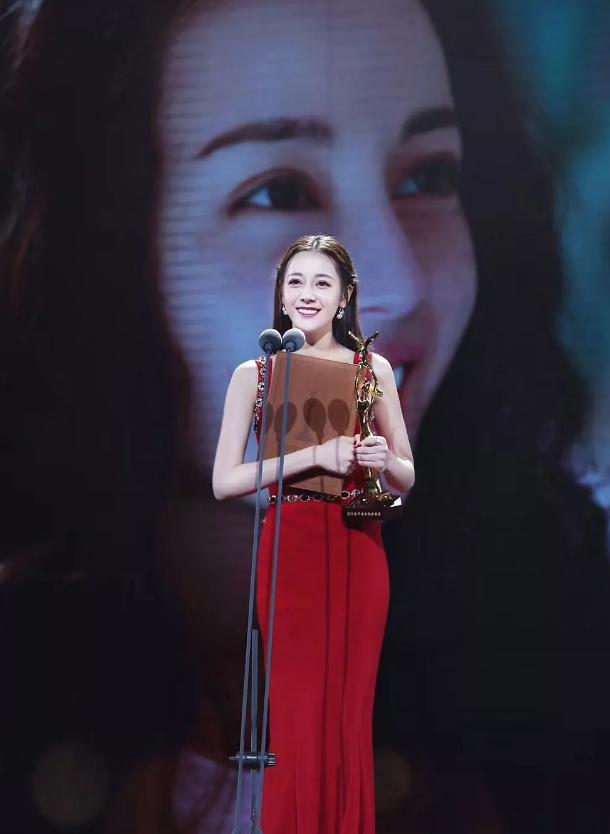 宋茜当选金鹰女神,谭松韵经纪人道歉,华服背后每次都是一地鸡毛