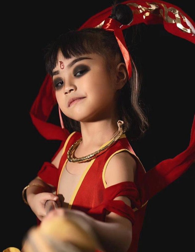 小女孩cos哪吒神态动作全到位网友比电视演的更入木三分