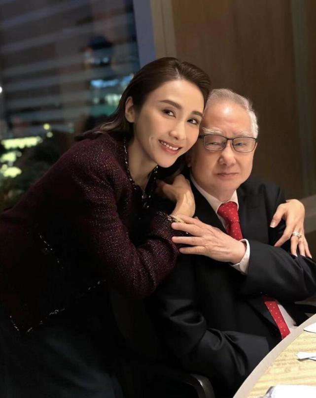 黎姿晒全家福为爸爸庆生，胞弟黎婴出镜精神佳，老公马廷强露微笑|黎姿|马廷强|黎婴_新浪新闻