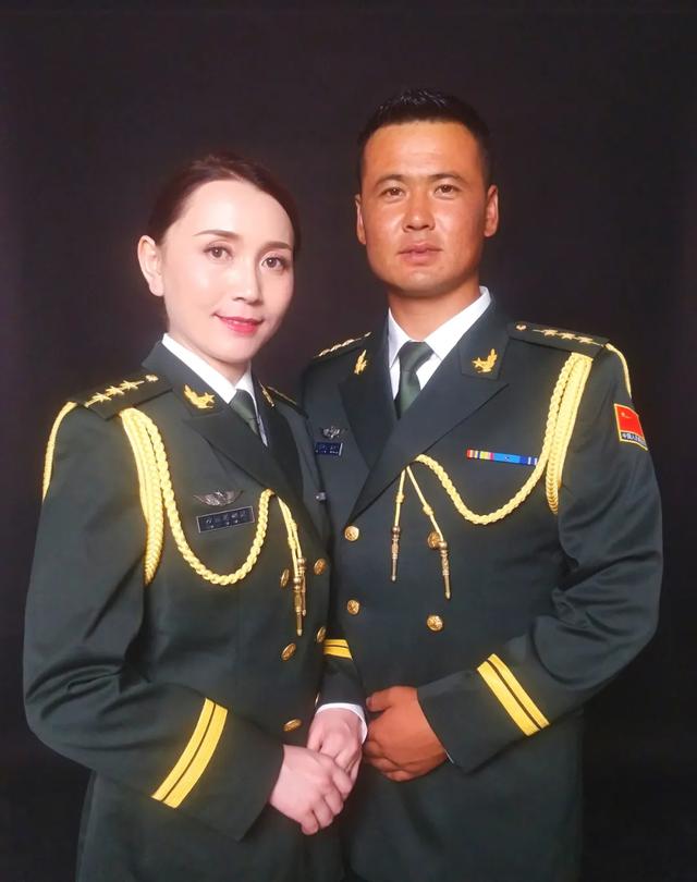 男连长牵手女连长,回家后到底听谁的?