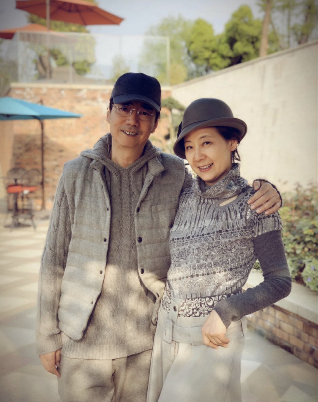 58岁范明与妻子罕秀恩爱,老夫老妻牵手对视,海边度假生活惬意|范明