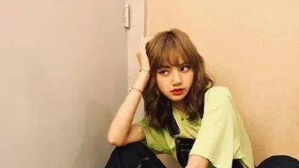 Lisa被赞是人间芭比,日常穿搭吸睛甜度爆表,行走的穿搭指南|lisa|卫衣|私服|背带裤|女生_新浪新闻