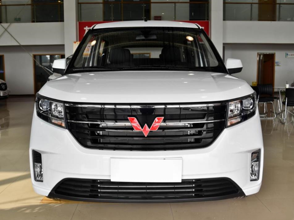 农村致富又添新力量,五菱宏光plus不仅能拉货,还能合法载客