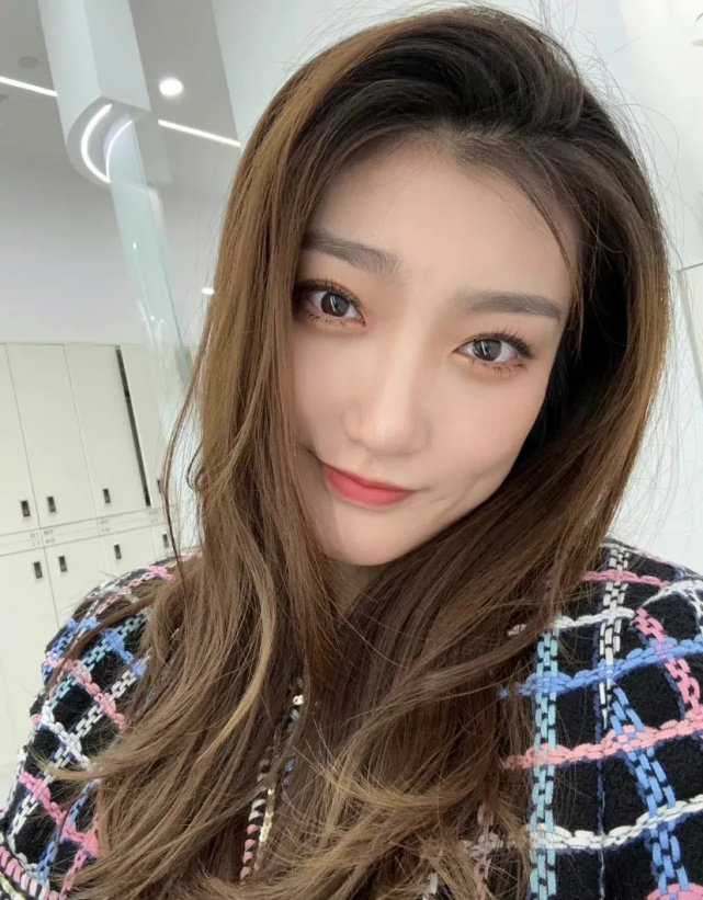 李梦社媒更新美照!询问球迷有没有想自己,中国女篮扛把子太美了|李梦|中国女篮|球迷_新浪新闻