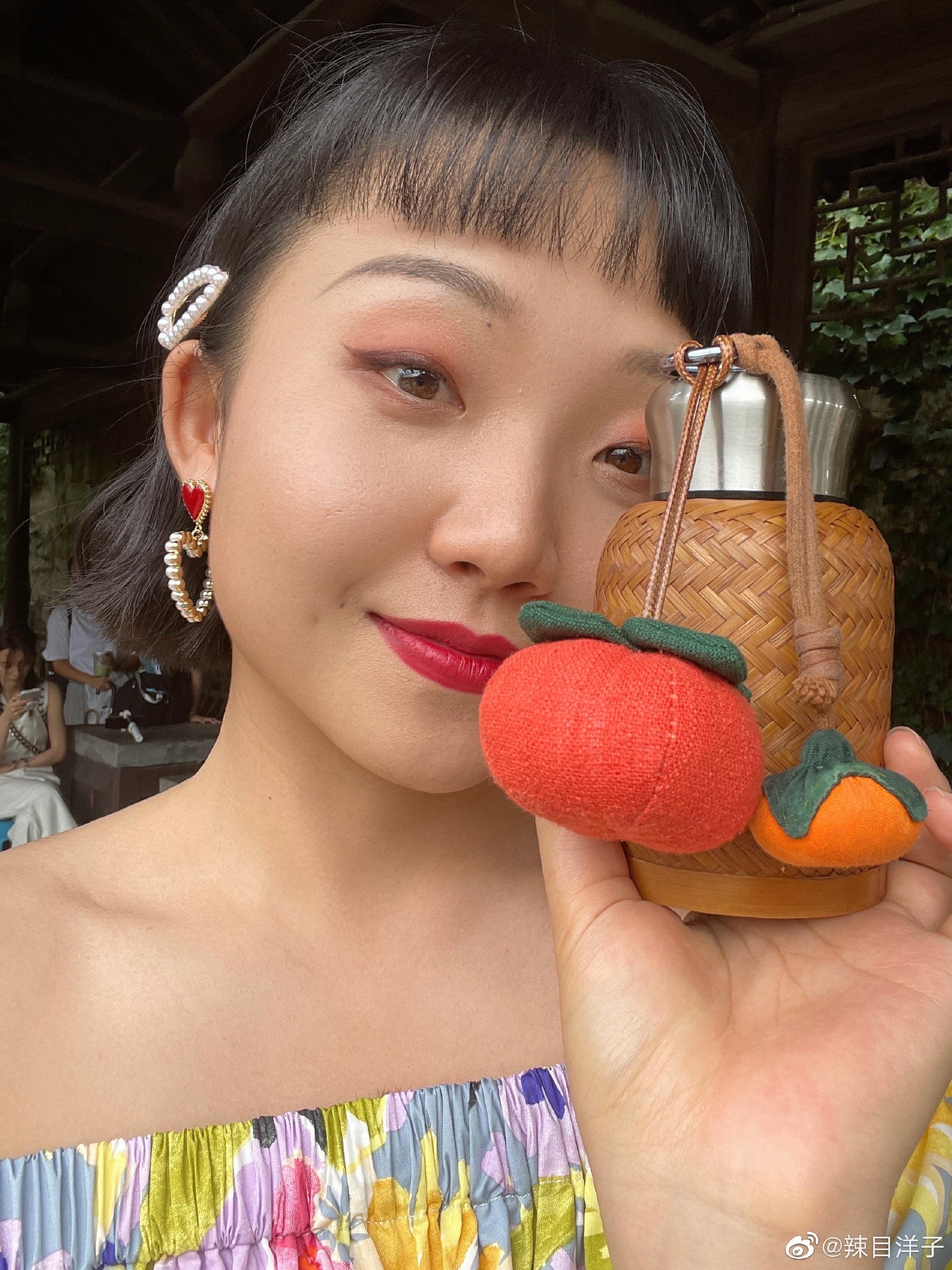 辣目洋子红毯造型居然是背带裤,再搭配短发造型俏皮又可爱……_高清