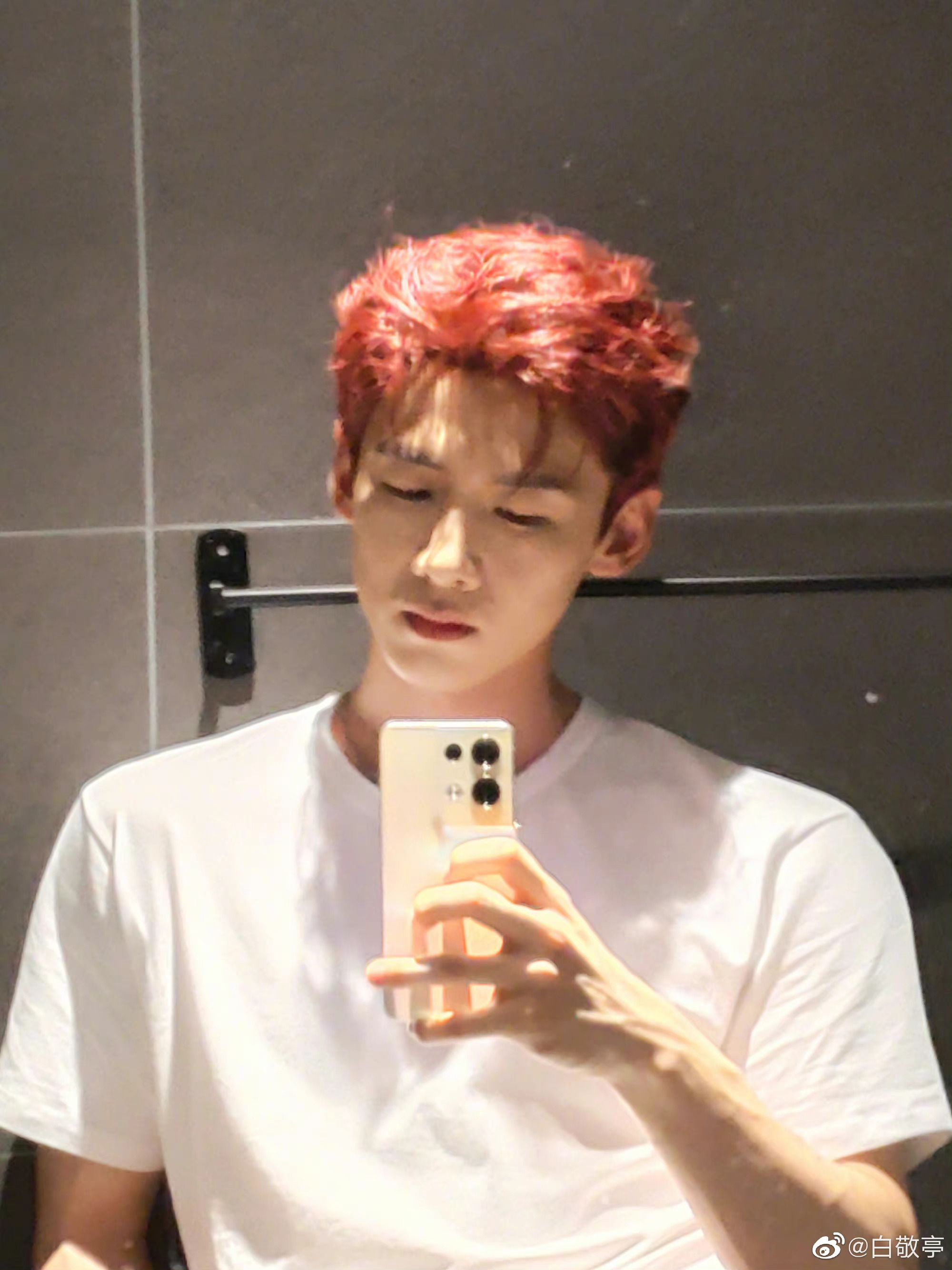 不准还有人没看到白敬亭的新发色 红发别太帅了!