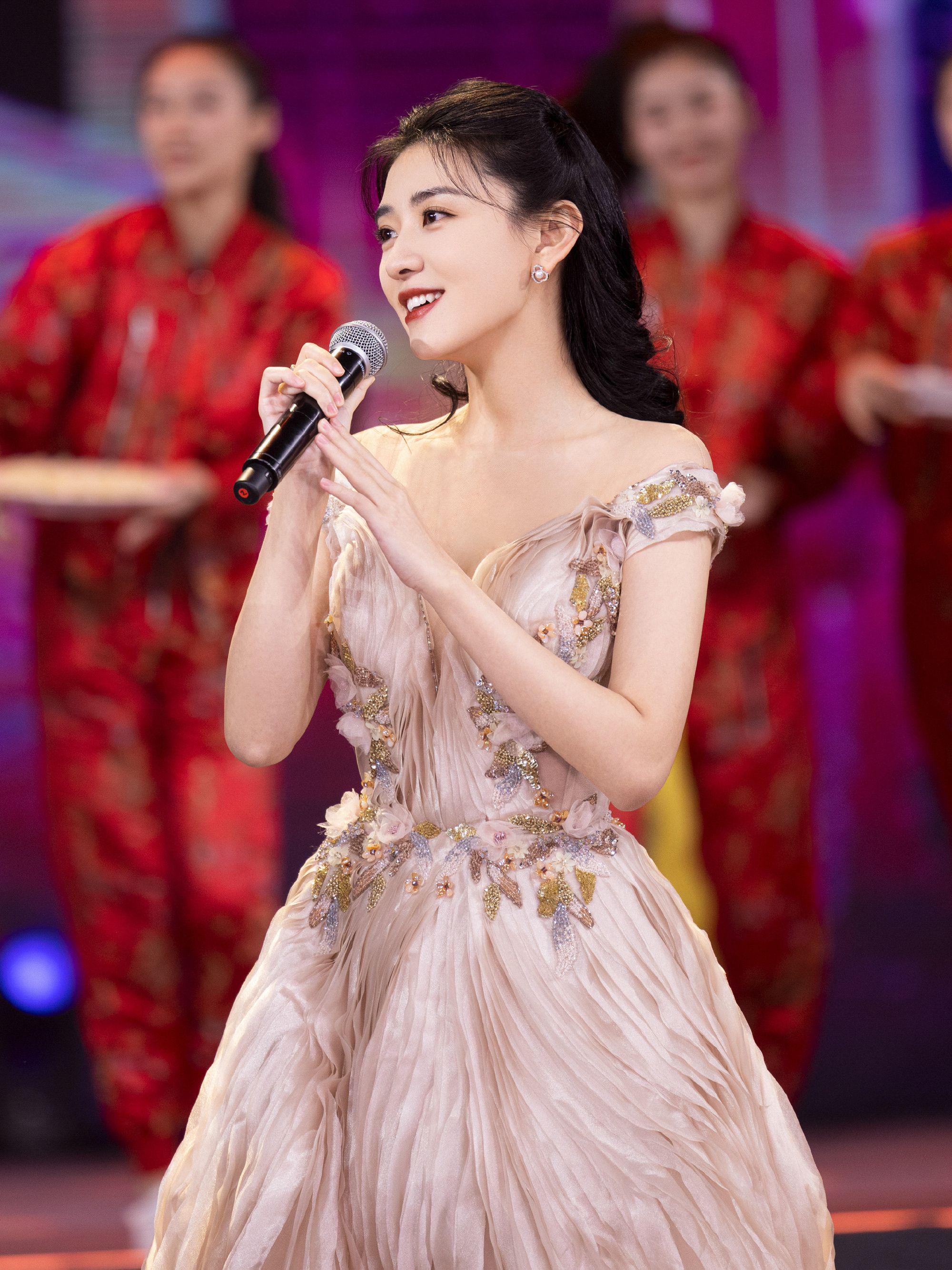 文联春晚里的梁洁真的是太美了吧