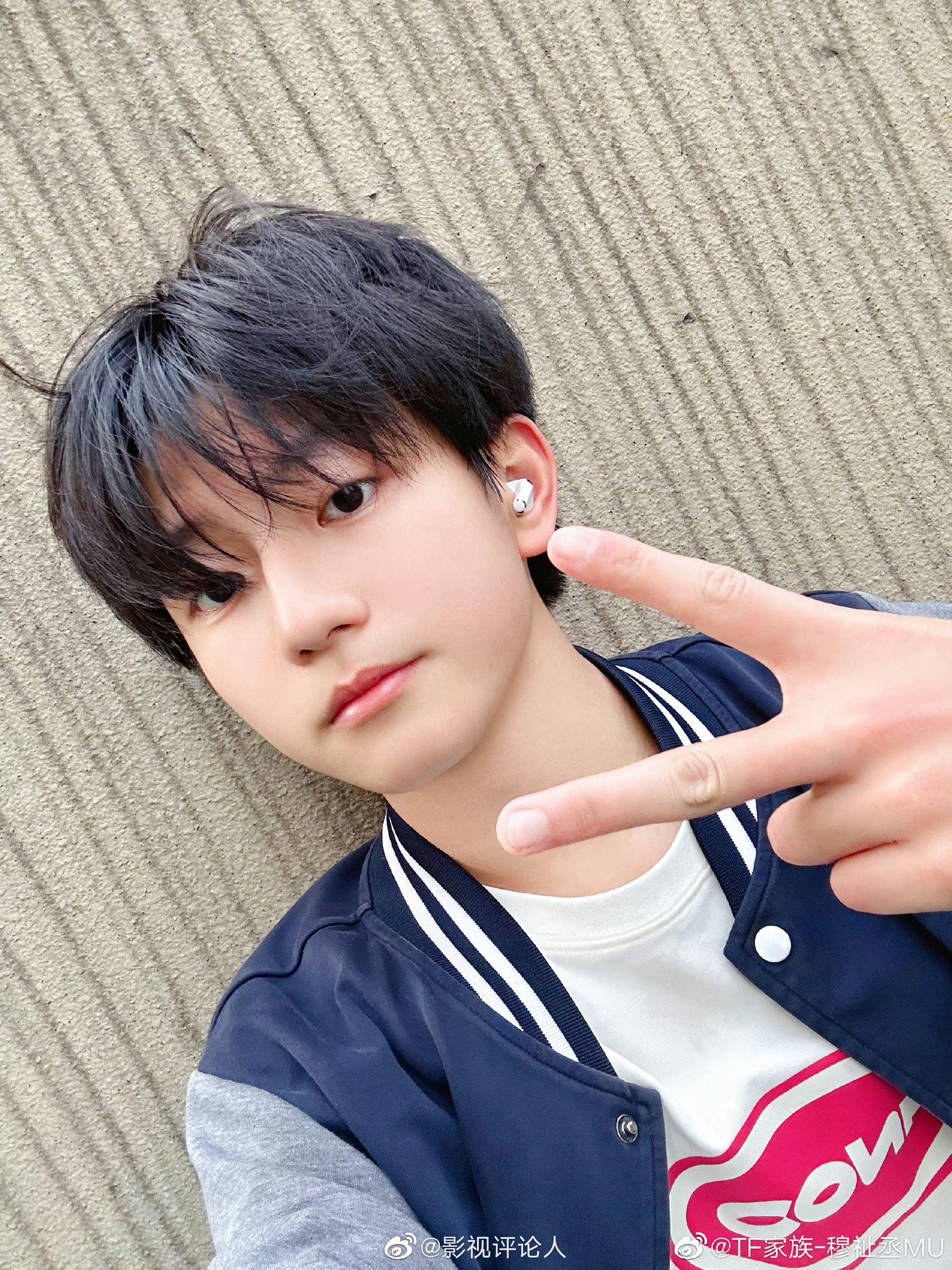 穿着校服自拍的男初真的好帅好青春洋溢!