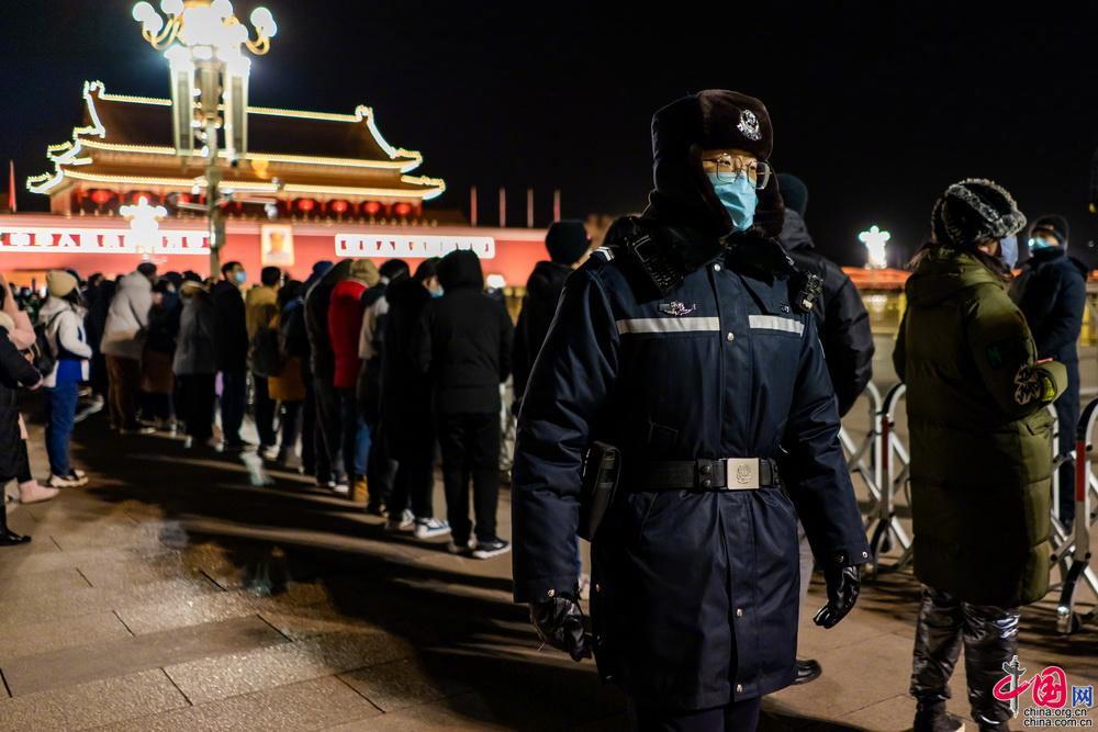 天安门广场上的人民卫士岗位上迎来新年第一缕阳光组图