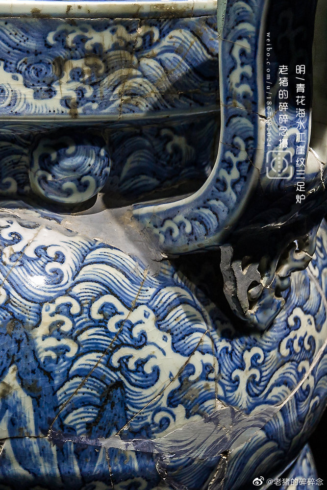 国家宝藏出场的故宫博物院"青花海水江崖纹三足炉"其实当时有三件